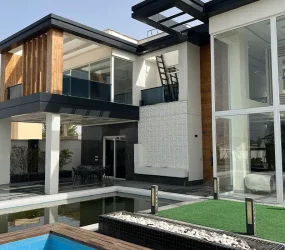 نمای بیرون ویلای لوکس در زعفرانیه کرج